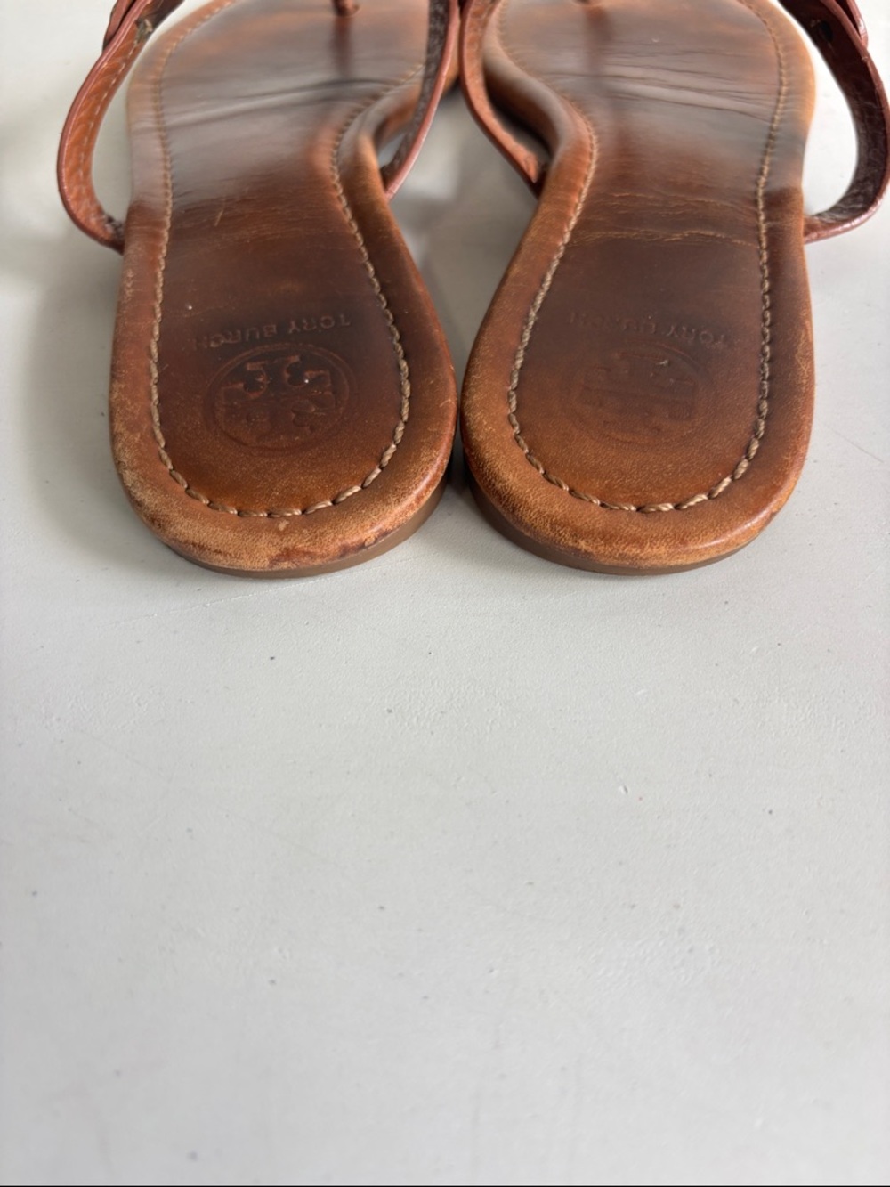 Tory Burch Millers Cognac Leather Logo Thong Sandals - Picture 5 of 7
